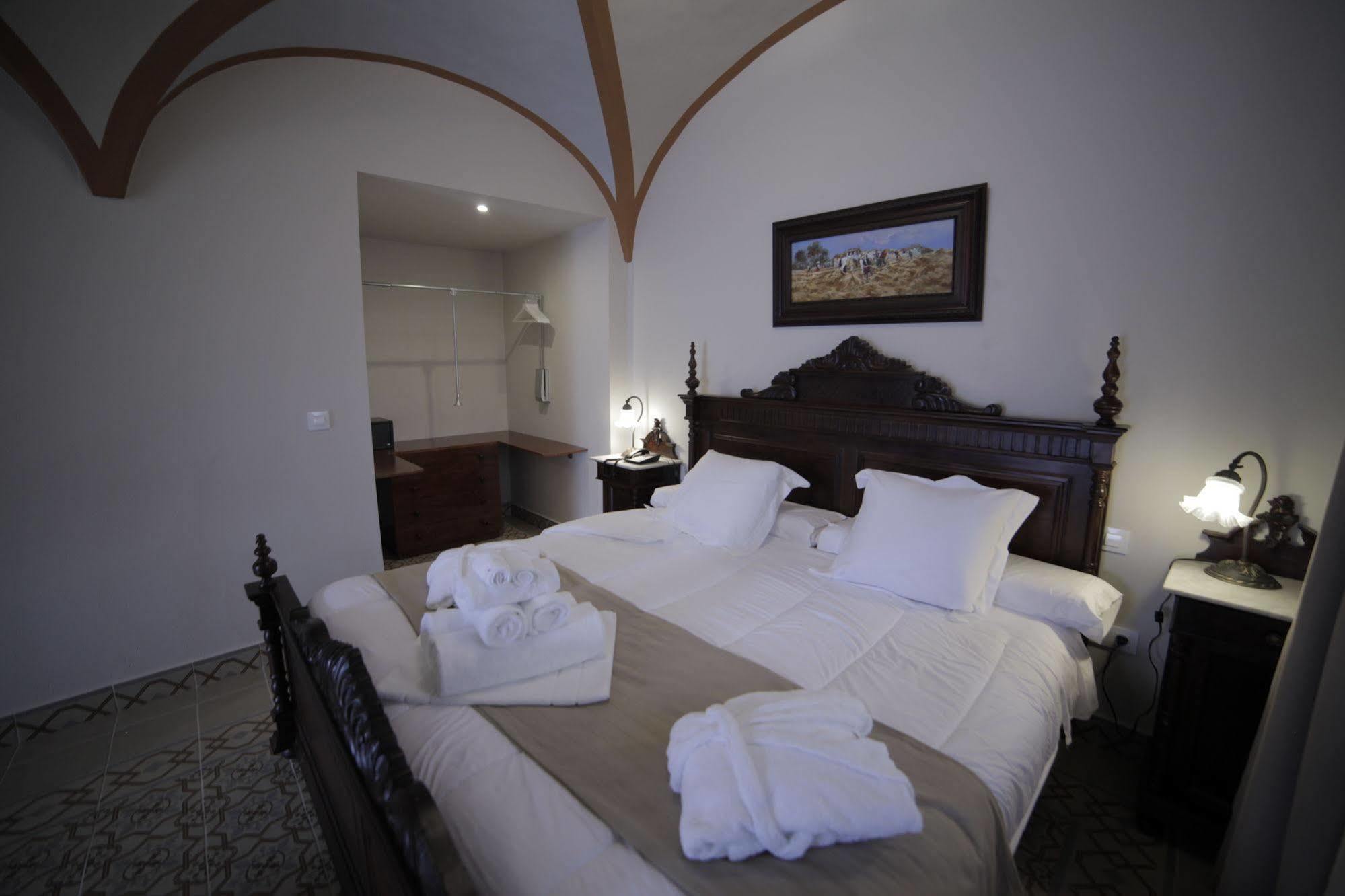 Hotel La Giralda Burguillos Del Cerro Exterior photo